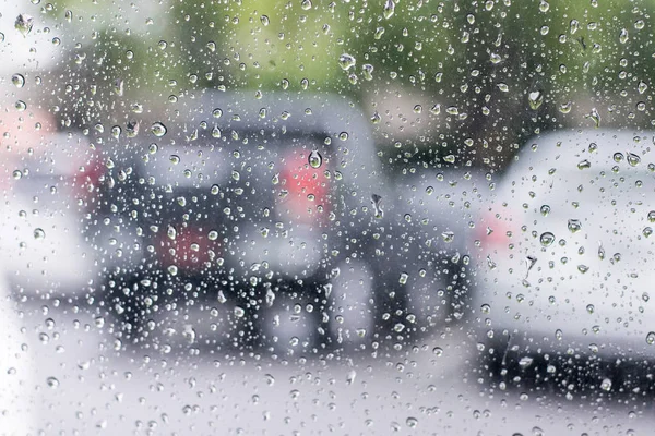 Abstrato, Tráfego, Queda de chuva na janela, no carro — Fotografia de Stock