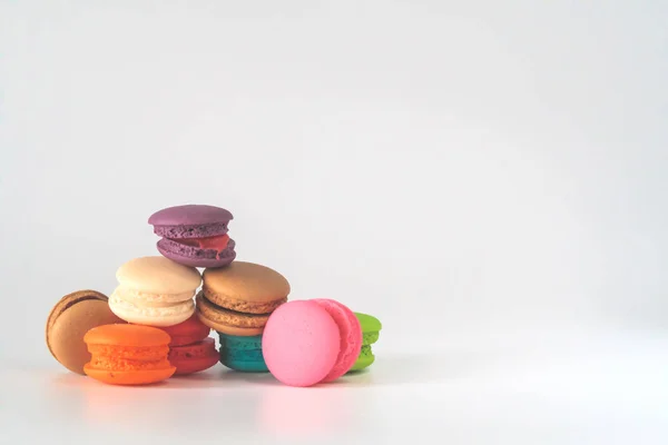Bunte Macaron auf weißem Hintergrund — Stockfoto
