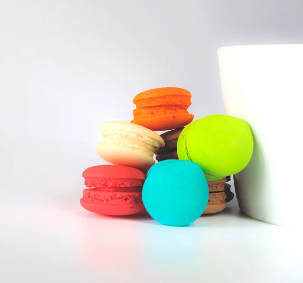 Macaron colorido sobre fundo branco — Fotografia de Stock