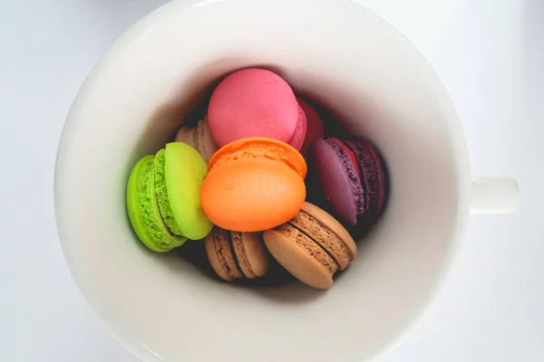 Colorido macaron sobre fondo blanco — Foto de Stock