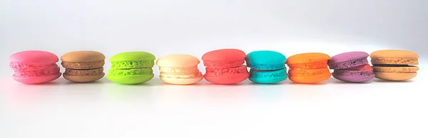 Macaron colorido sobre fundo branco — Fotografia de Stock