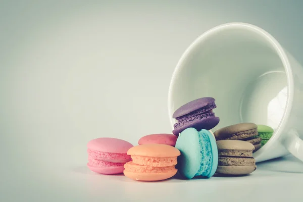 Colorido macaron sobre fondo blanco — Foto de Stock