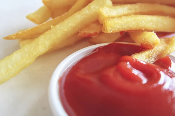 Pommes und Tomatensauce aus nächster Nähe — Stockfoto