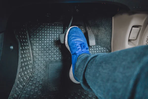 O pedal do travão do acelerador nos sapatos azuis . — Fotografia de Stock