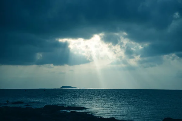 Luz solar através das nuvens — Fotografia de Stock