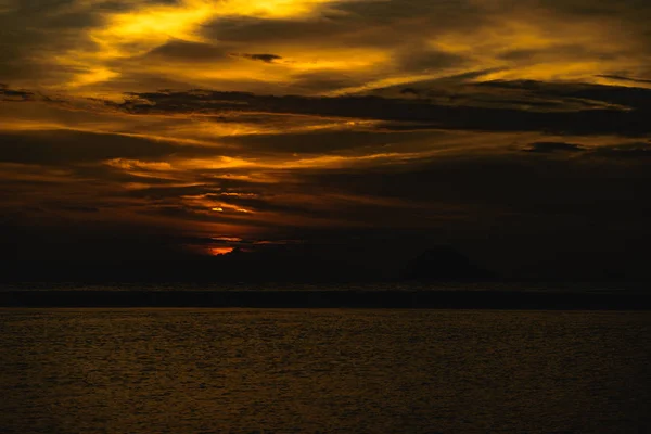 Морской пейзаж, закат после острова — стоковое фото