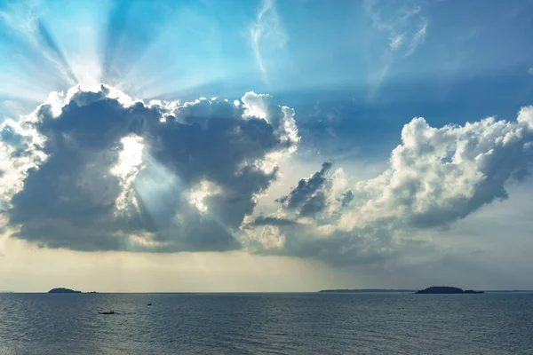 Lumière du soleil à travers les nuages — Photo