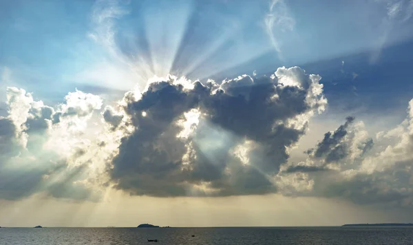 Lumière du soleil à travers les nuages — Photo