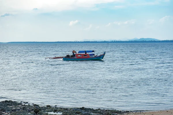 Okyanustaki küçük tekne.
