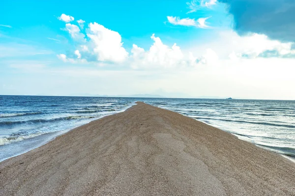 La sabbia in mezzo, Le onde del mare, due lati . — Foto Stock