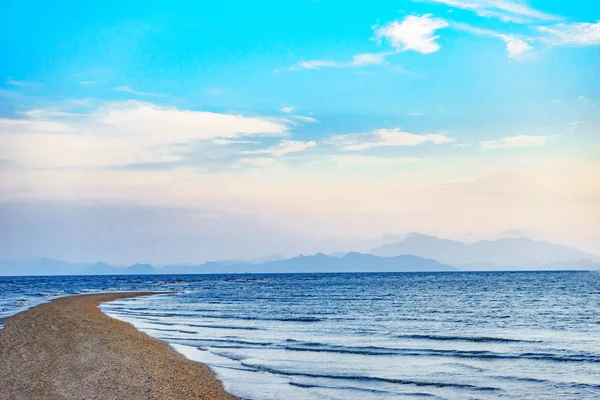 La sabbia in mezzo, Le onde del mare, due lati . — Foto Stock