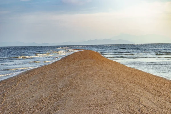 La sabbia in mezzo, Le onde del mare, due lati . — Foto Stock