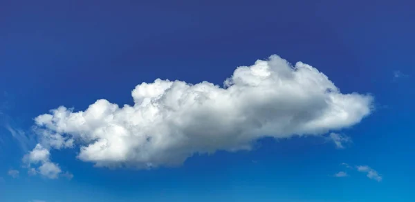 Хмарний і синій фон неба — стокове фото