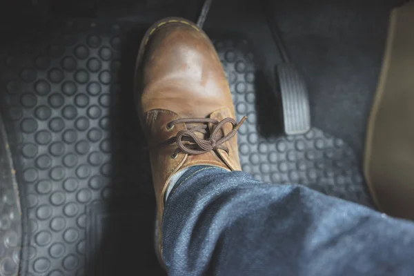 Zamknij skórzane buty ob pedał w samochodzie — Zdjęcie stockowe