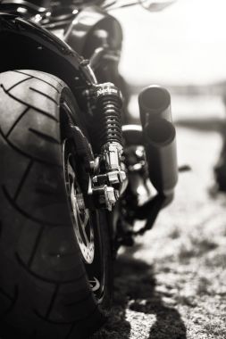 Siyah arka planda gün batımı ile motosiklet