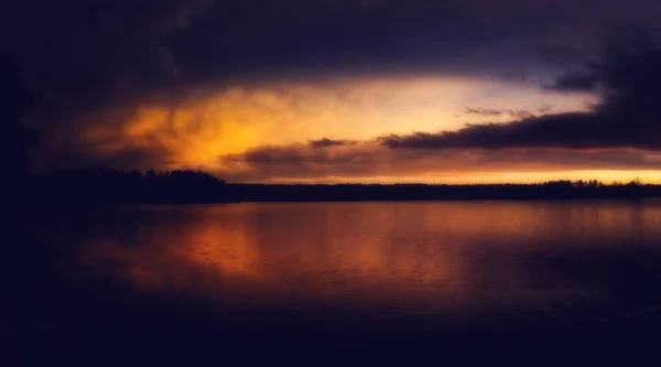 Захід сонця на Wackersdorf, Баварія, див Murner озеро — стокове фото