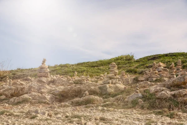 Paisaje con pequeñas rocas, cielo azul y sol —  Fotos de Stock