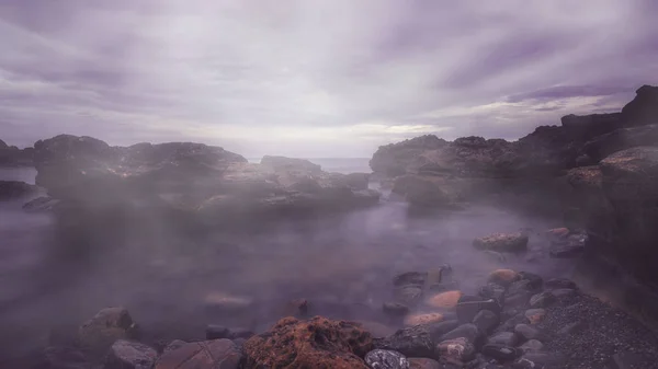 Lange Belichtung am Meer mit Felsen und Nebel — Stockfoto