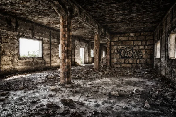 Altes Fabrikgebäude, verlorener Ort, dunkler Stil Stockfoto