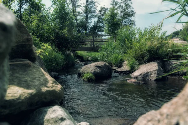 Vista entre pedras em um pequeno rio — Fotografia de Stock