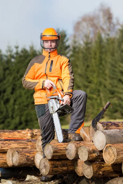 Man met chainsaw — Stockfoto