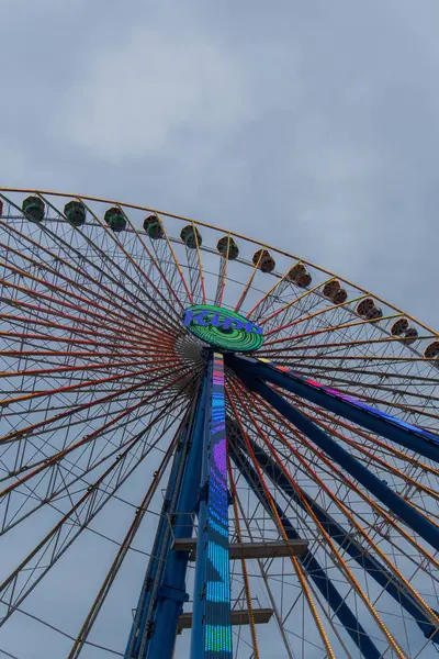 Pariserhjulet framför en blå himmel — Stockfoto