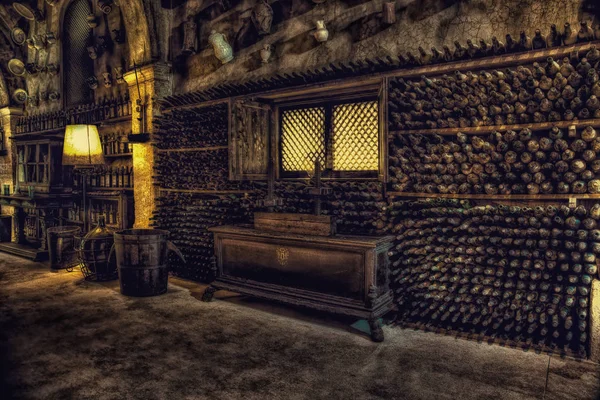 Cave histórica com garrafas de vinho — Fotografia de Stock