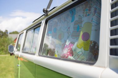 Araba penceresinde renkli perdeler