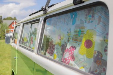 Araba penceresinde renkli perdeler