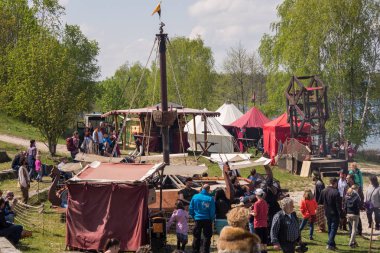 İnsanlar, salesstands ve göl Murner Wackersdorf, Bavyera ortaçağ festival genel Gösterim tarih 10 Mayıs 2016