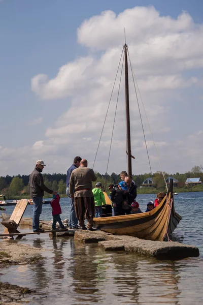 Mensen, salesstands en algemene indrukken van het festival van de middeleeuwse leeftijd op Lake Murner in Wackersdorf, Beieren op 10 mei 2016 — Stockfoto