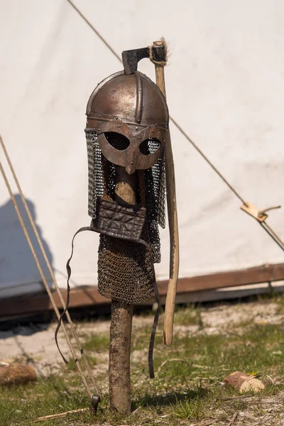 Mensen, salesstands en algemene indrukken van het festival van de middeleeuwse leeftijd op Lake Murner in Wackersdorf, Beieren op 10 mei 2016 — Stockfoto