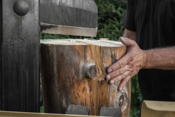 Leña partida con divisor de madera —  Fotos de Stock