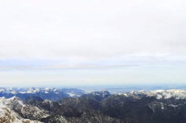 Bir dağ kar ve bulutlar ile görünümünü