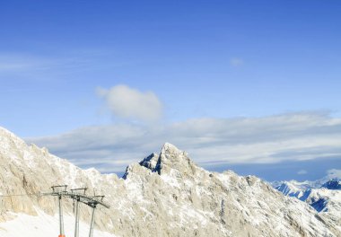 Bir dağ kar ve bulutlar ile görünümünü