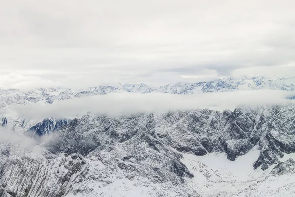 Vue d'une chaîne de montagnes avec neige et nuages — Photo