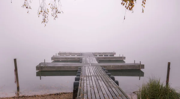 Lago com nevoeiro no início da manhã — Fotografia de Stock