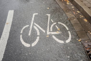 Bisiklet şeritli yollarda imzalamak
