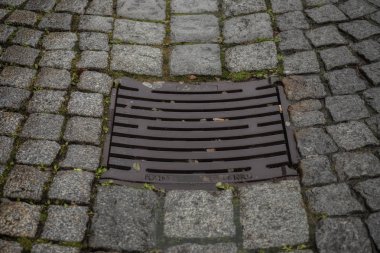 Kanalizasyon kapağının bir yolun ortasından