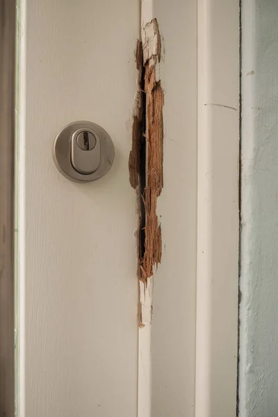Porta danificada após um roubo — Fotografia de Stock