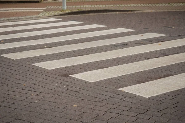 Caddede yaya geçidi.