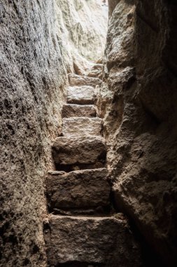 Taş kayanın içindeki dar merdivenler