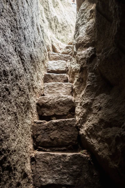Wąskie schody z kamienia w skale — Zdjęcie stockowe