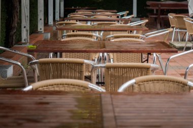 Masa ve sandalyeler restorandan bir terasta