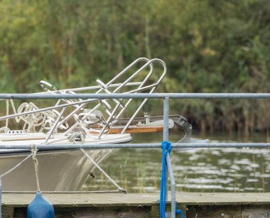 Bir iskelede bağlı tekne