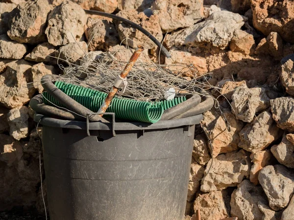 Emmer met vuilnis op een bouwplaats — Stockfoto