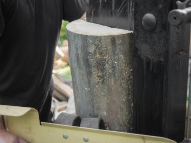 Ahşap dallandırıcıyla bölünmüş yakacak odun