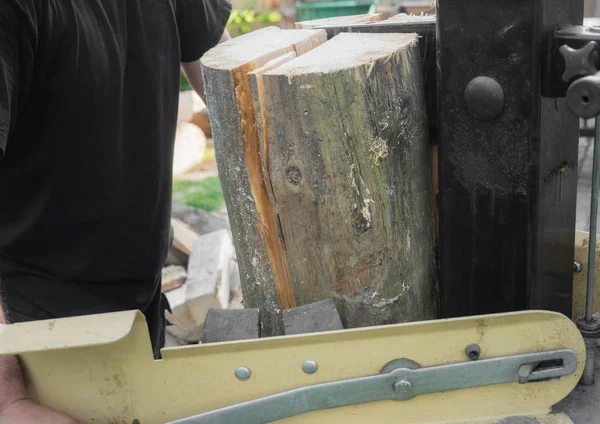 Дрова расщепляются деревянным сплиттером — стоковое фото