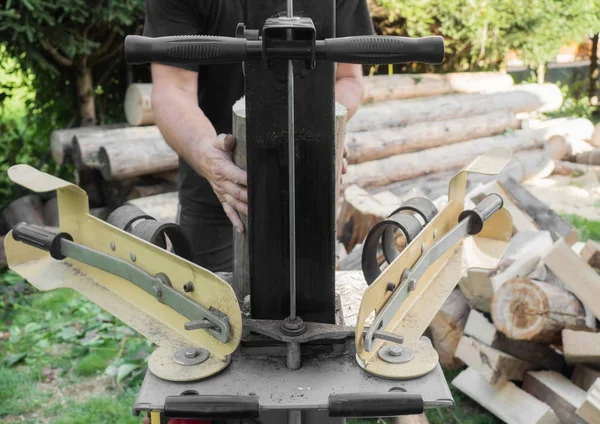 Bois de chauffage fendu avec séparateur en bois — Photo