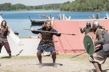 İnsanlar, salesstands ve göl Murner Wackersdorf, Bavyera ortaçağ festival genel Gösterim Tarih 27 Mayıs 2017